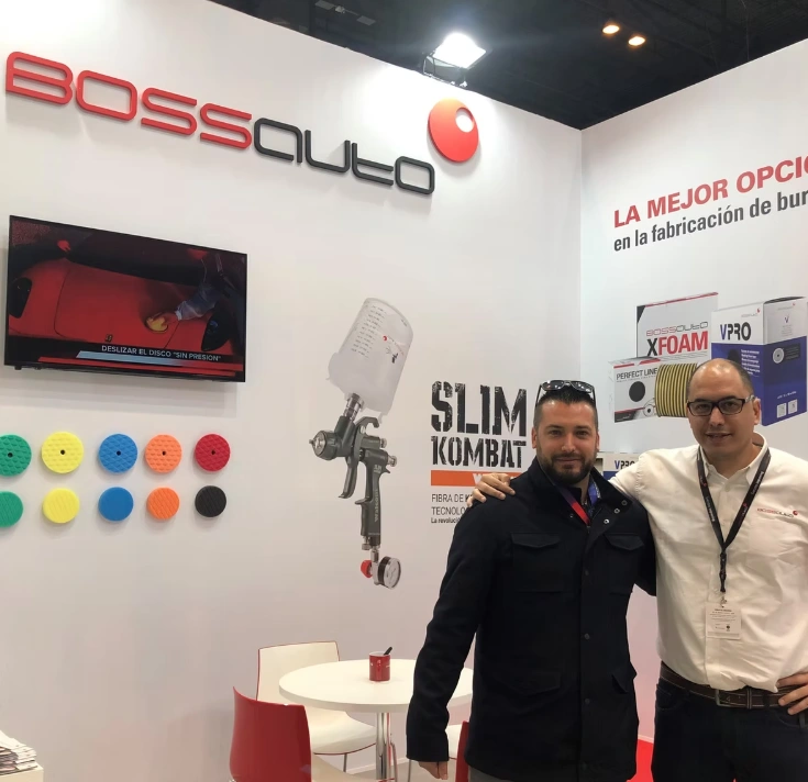 Equipo de Grupo Calvente en feria del sector de pinturas de automoción y accesorios en Jaén